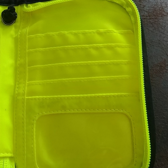 A crossbody wallet - Picture 3 of 4